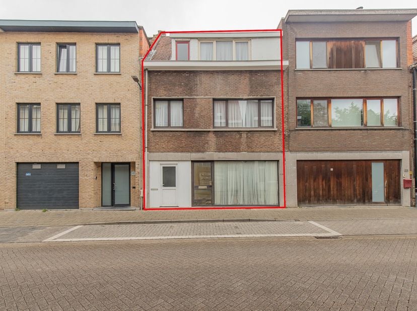 combineert comfortabel wonen met commerciële<br />
opportuniteiten. Ideaal voor zelfstandigen, horeca, winkeluitbating of stockage.<br />
Indeling &amp;am