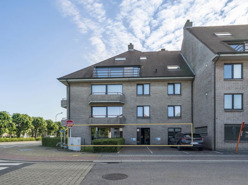 Dit handelspand maakt deel uit van een centraal gelegen appartementencomplex en is een hoekpand met een uitstekende visibiliteit in de directe nabijhe
