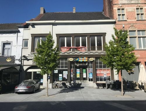                                         Bien commercial à louer à Roeselare, € 3.500
