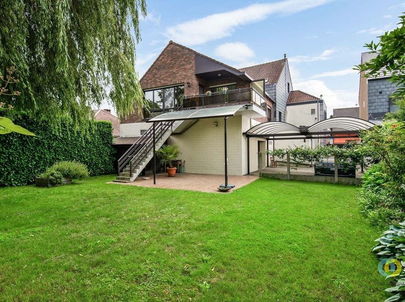 In het landelijke Houtem bevindt zich deze verrassend ruime en veelzijdige woning, ideaal voor wie op zoek is naar een ruime gezinswoning, een combina