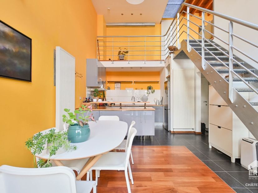 Dit gemeubileerde achterhuis van 115 m², gelegen in het hart van de Europese wijk, zal u bekoren door zijn charme en lichtinval.Het ligt iets terug va