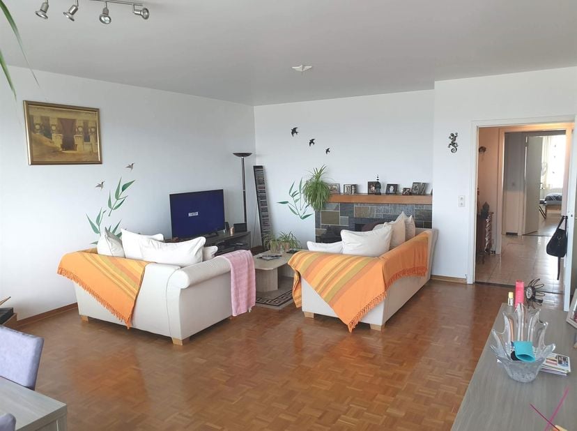 WSB-immo a le plaisir de vous présenter ce spacieux et lumineux appartement disposant de deux terrasses ! Dès votre entrée, vous découvrirez un vaste