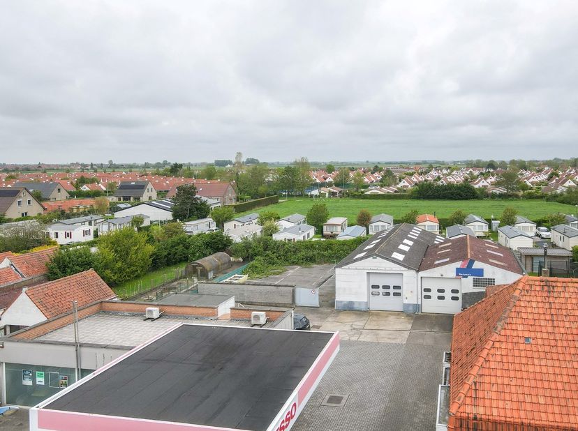 Gelegen aan de belangrijkste invalsweg van De Haan aan Zee, biedt dit terrein een unieke kans voor projectontwikkeling en/of retail.<br />
<br />
• Ad