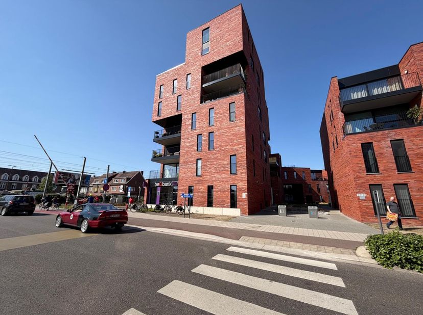 Volledig afgewerkt appartement, gelegen op de eerste verdieping, met 2 slaapkamers!<br />
<br />
Bestaande uit:<br />
• Inkomhal<br />
• Woonkamer<br