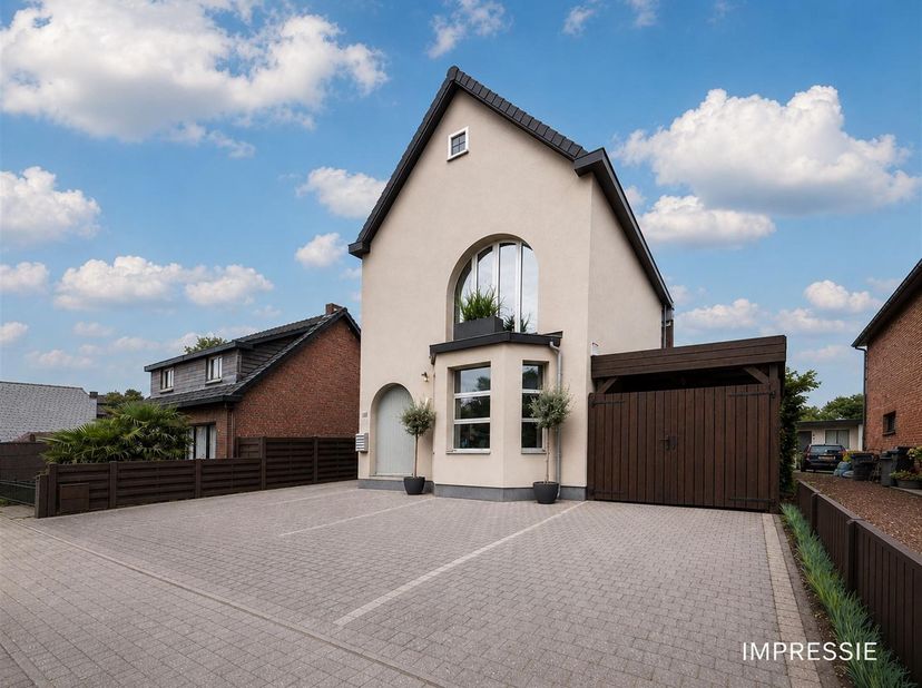 Karaktervolle woning met praktijkmogelijkheden en uitzonderlijk potentieel in Kasterlee<br />
<br />
Achter deze stijlvolle gevel schuilt een verras