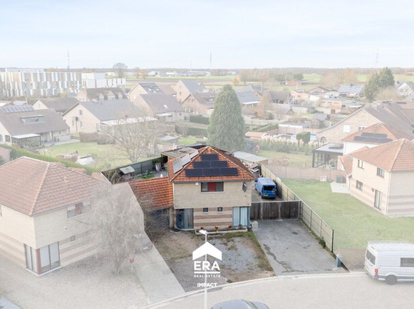 eze instapklare woning met zonnepanelen is ideaal voor diegene die op zoek is naar een huis nabij het centrum van Maaseik. De woning is rustig gelegen