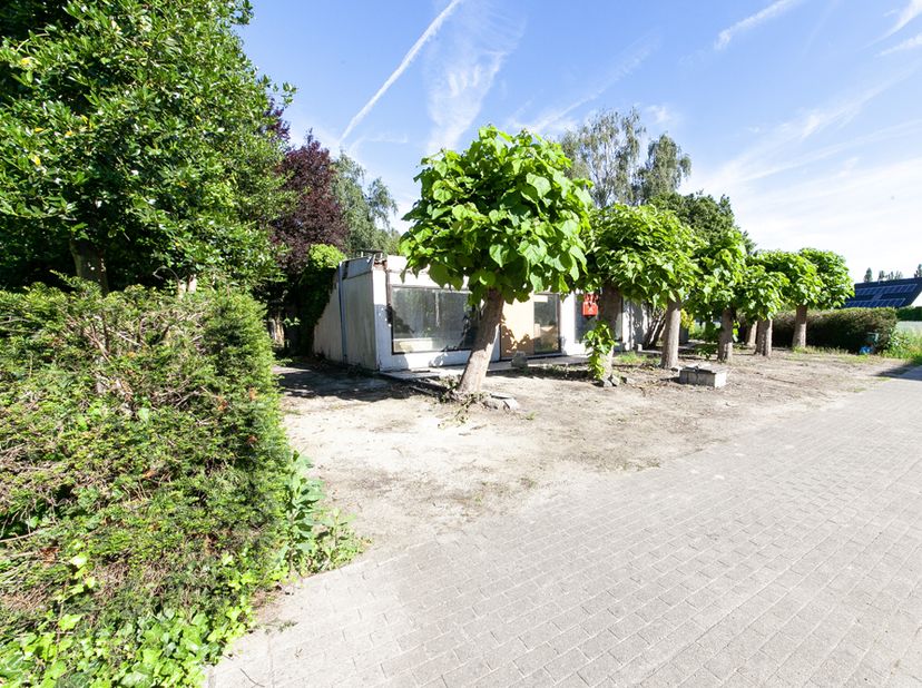 TE RENOVEREN / AF TE BREKEN VILLA -<br />
Vervallen villa, gelegen op een mooie en goed bereikbare locatie in Bavikhove.<br />
De woning is geschikt v