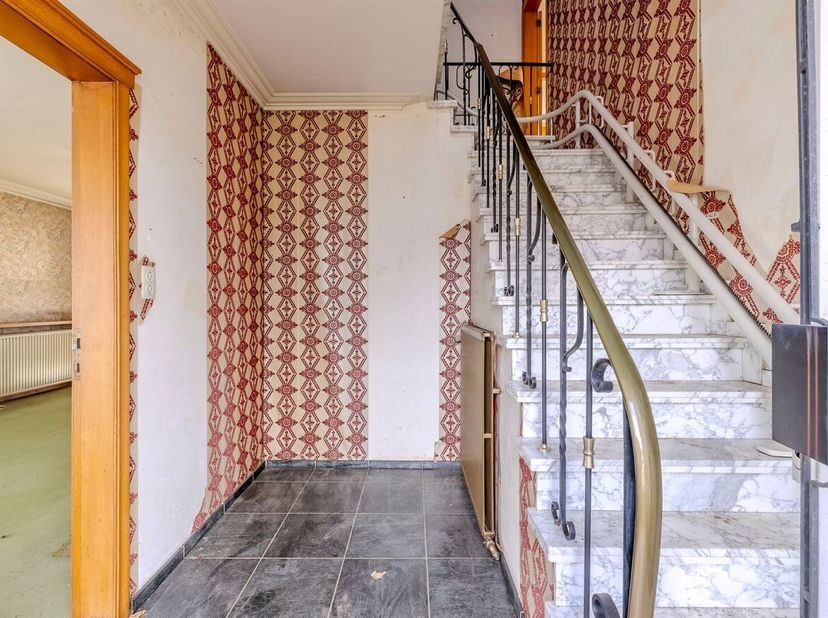 Maison spacieuse à rénover à 5a 50ca<br />
Ce spacieux développement ouvert sur un terrain de 5a 50ca offre de nombreuses opportunités pour ceux qui r