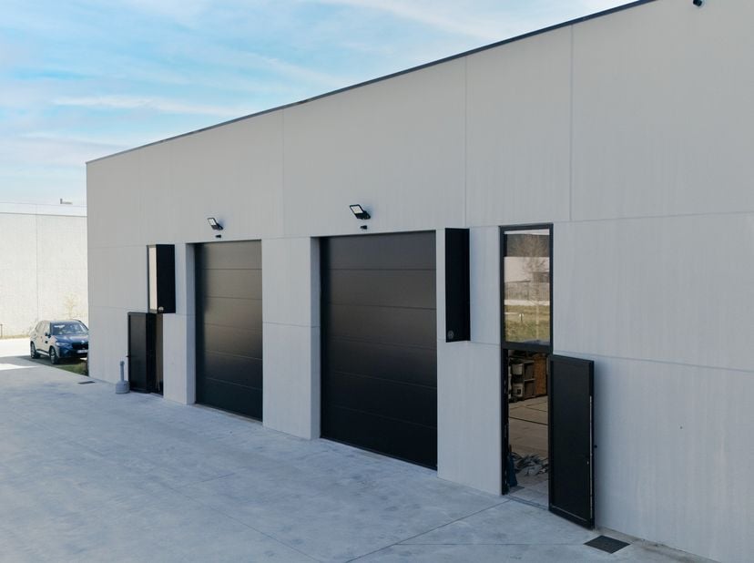 Deze KMO-unit van 170 m² is uitstekend gelegen vlak bij de Kanaalweg (N391) en de E17 richting Gent, wat zorgt voor een vlotte bereikbaarheid.<br />
D