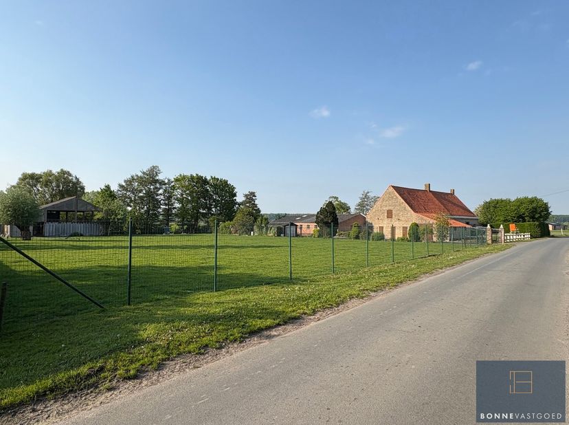 Geniet u binnenkort van het adembenemende zicht en de rust op deze locatie?<br />
Het centrum Damme is vlakbij en u bent er slechts 10 minuten verwijd