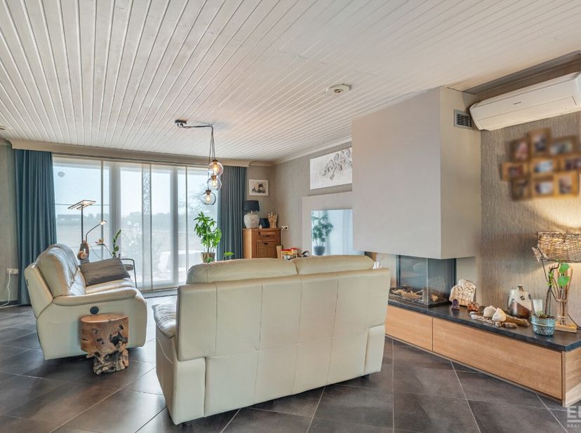 tig en landelijk wonen in Stevoort, omringd door groen en landbouwgronden, met Hasselt vlot binnen bereik. Deze verrassend ruime gezinswoning biedt ee