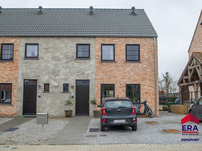 De Geelstraat in Brustem bij Sint-Truiden is de thuisbasis van dit knappe project bestaande uit twee halfopen bebouwingen. We bevinden ons in een zeer