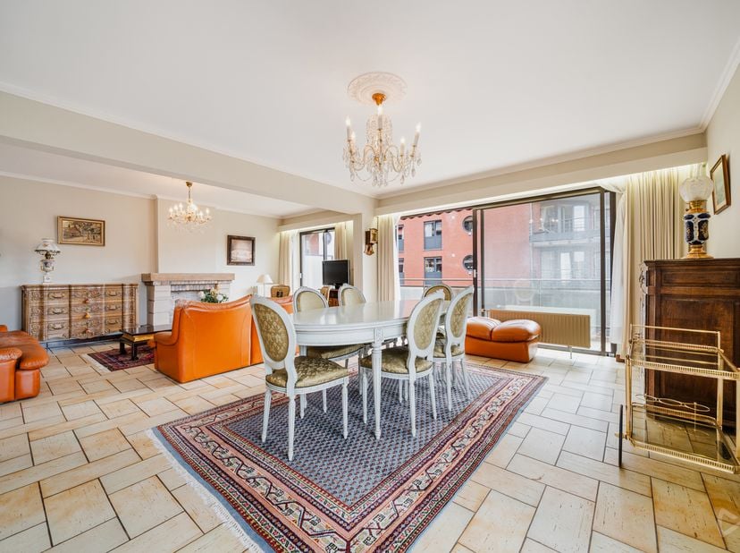 À Jambes, à deux pas du bord de Meuse, découvrez ce splendide appartement de 103 m², un bien rare qui allie espace, confort et élégance. Offrez-vous u