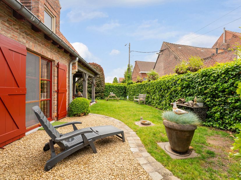 Alleenstaande woning met 244 m² woonoppervlakte in hartje Wevelgem te koop!<br />
Op zoek naar een ruime, karaktervolle woning op een rustige én centr