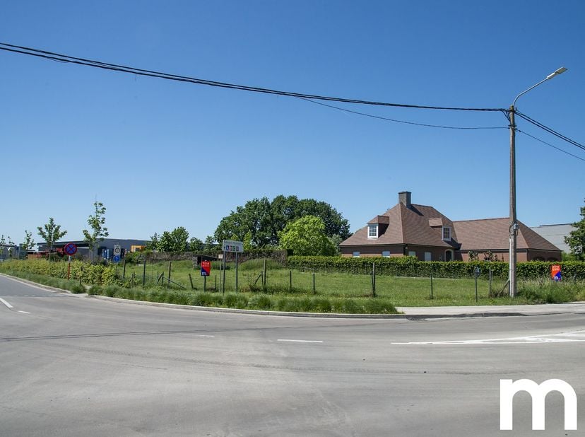 Deze bouwgrond van 2408m² is gelegen aan de commercieel interessante Driemasten te Gullegem en grenst aan de Ooststraat., het begin van de industriezo