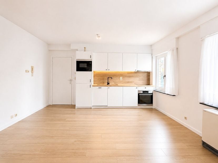 Centraal gelegen appartement met 2 slaapkamers in het centrum van Heist vlakbij het Station, Delhaize en het strand. Naast het gebouw een grote openba