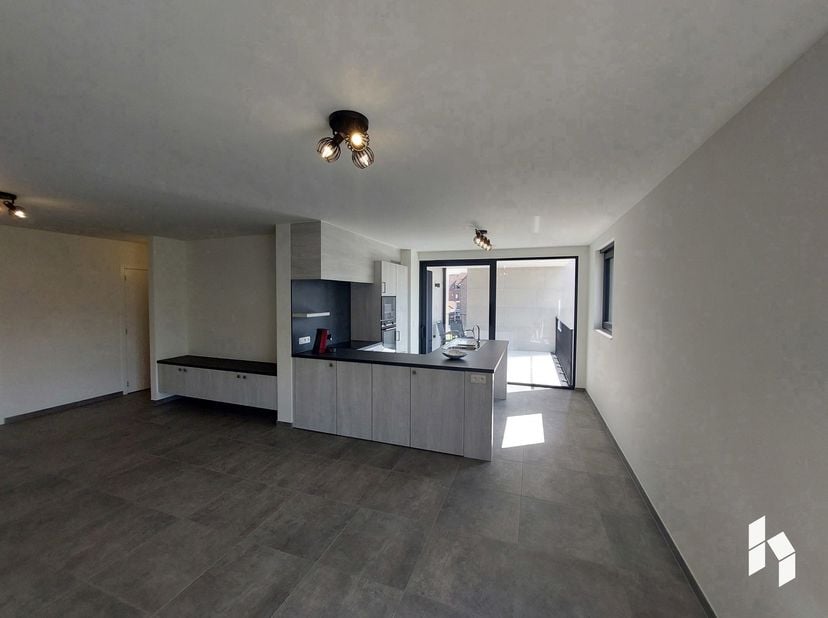 Modern ruim nieuwbouwappartement (108 m²) op de 1ste verdieping met 3 slaapkamers en terras in centrum Lommel!<br />
Er is een ondergrondse parkeerpla