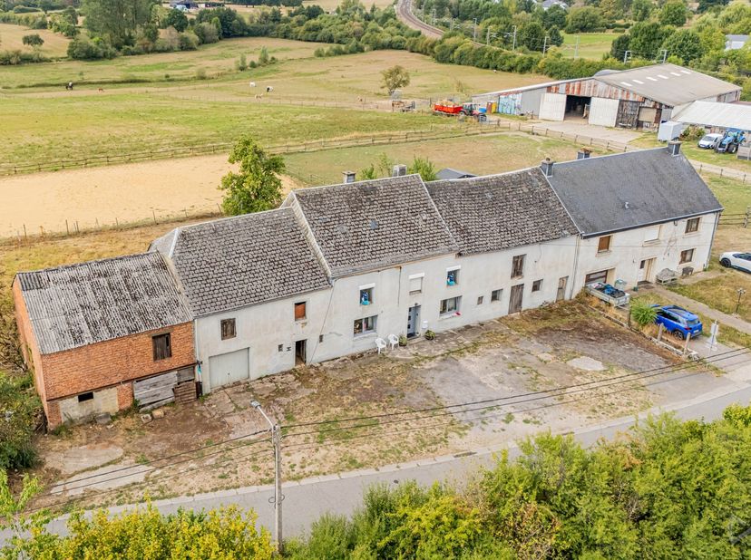 WE INVEST Sud-Luxembourg vous présente un ensemble immobilier à réhabiliter situé rue des Cigognes à Hachy, offrant un potentiel particulièrement inté