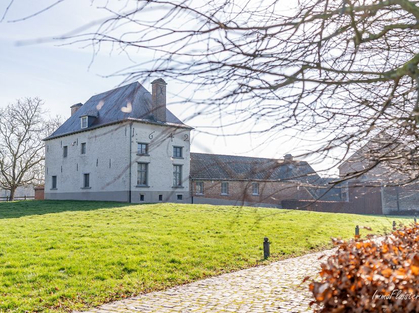 In het groene en rustige landschap van Haacht bevindt zich dit unieke domein van ca. 9,4 hectare, perfect voor wie wonen en paarden wil combineren. He
