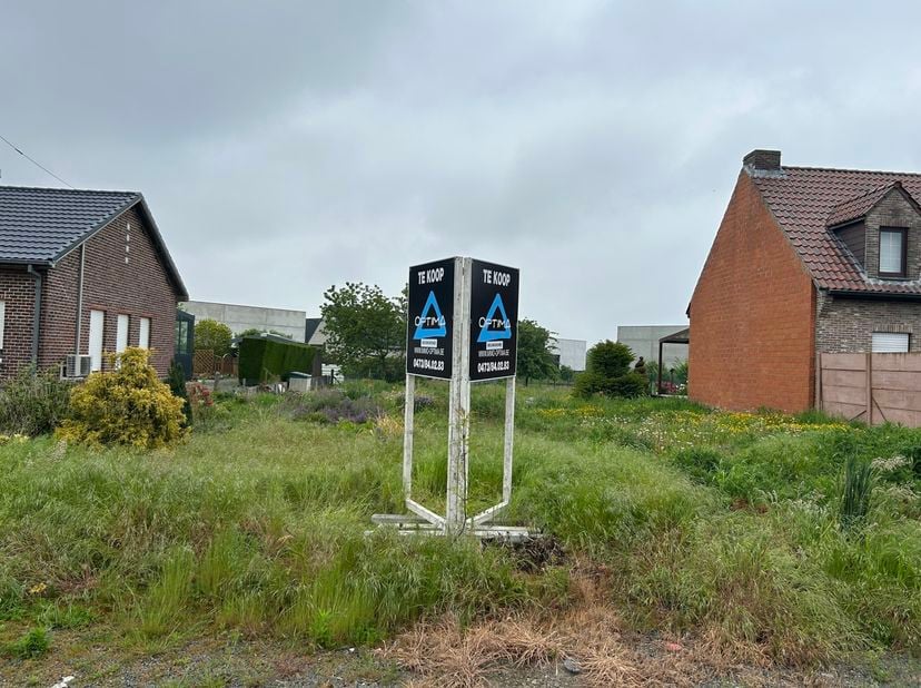 Bouwgrond van 7a 85 ca voor halfopen bebouwing, ideaal gelegen op de grens van Opwijk en Lebbeke. Deze locatie biedt een vlotte verbinding naar Asse e