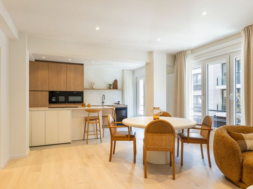 [[ DIT PAND NEEMT DEEL AAN DE ERA OPEN HUIZEN DAG OP 19/9 VAN 13:00 TOT 14:00 ]] Knokke: 3-slaapkamerappartement te koop op een steenworp van het stra