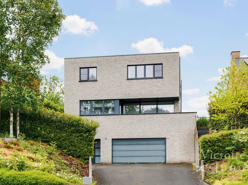 Sterrebeek  vlak bij het centrum: lichtrijke, edendaagse villa, gebouwd in 2018 op een zuidwest georiënteerd perceel van ± 18 are. De villa biedt bijz