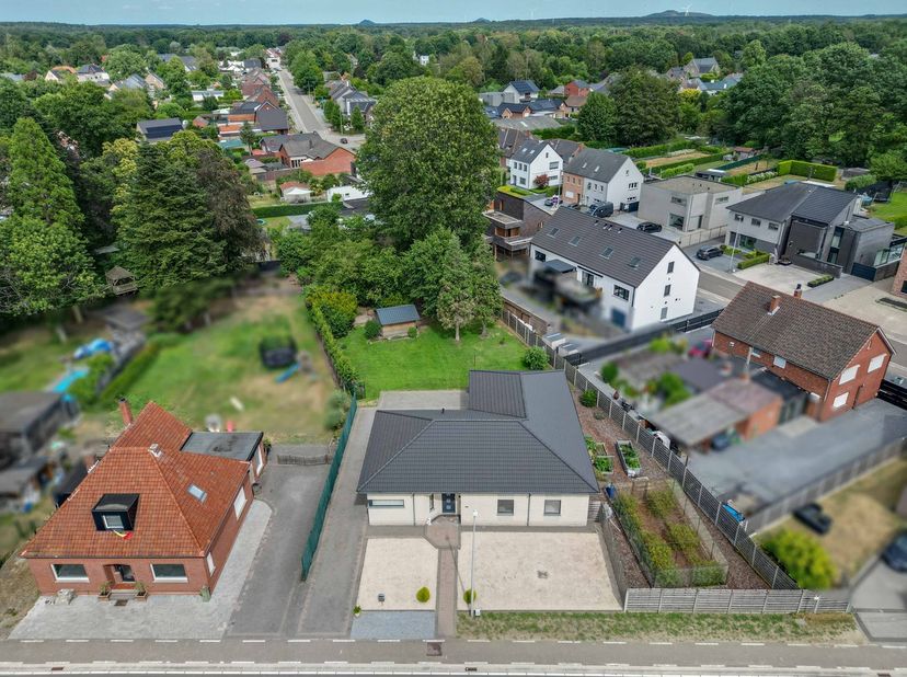 Prachtige Open Bebouwing – &amp;nbsp;200 m² woonplezier - &amp;nbsp;15Are 43 ca – BJ 2005 <br />
<br />
Achter de mooie moderne gevel, aan de Kludweg 27 te Zo