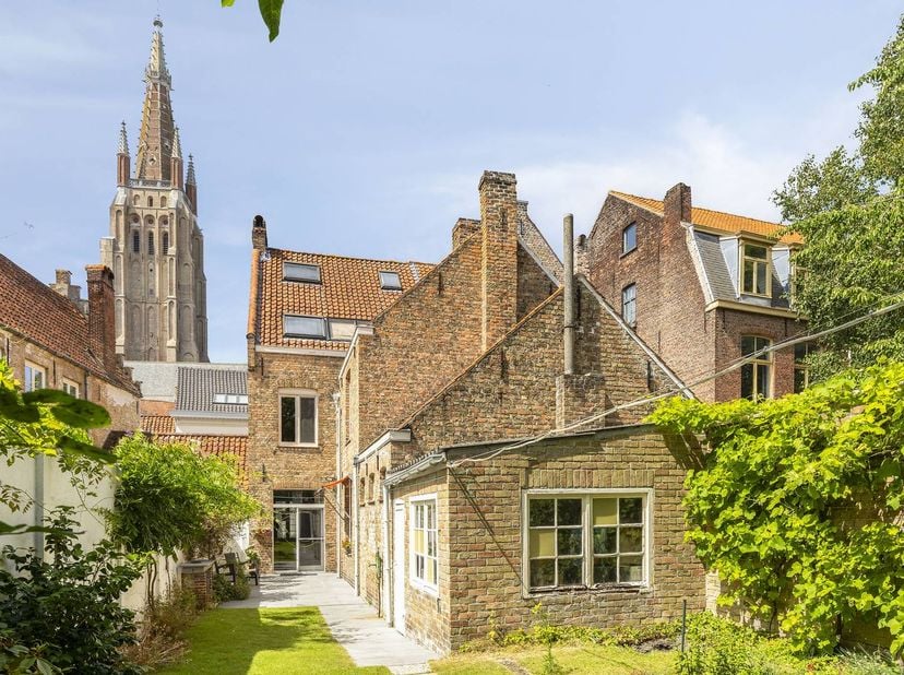 Ruime stadswoning met 6 slaapkamers en achterliggende garage, uitstekend gelegen in het historische centrum van Brugge, in het charmante Onze-Lieve-Vr