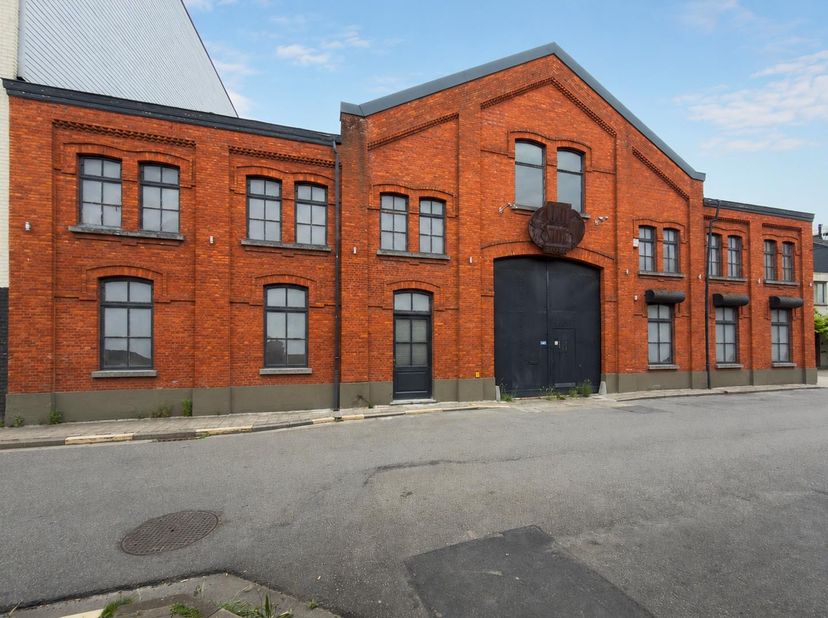 Op een strategische locatie aan de afrit van Gent Centrum bevindt zich dit uitzonderlijke commerciële pand met een totale grond oppervlakte van 700 m²