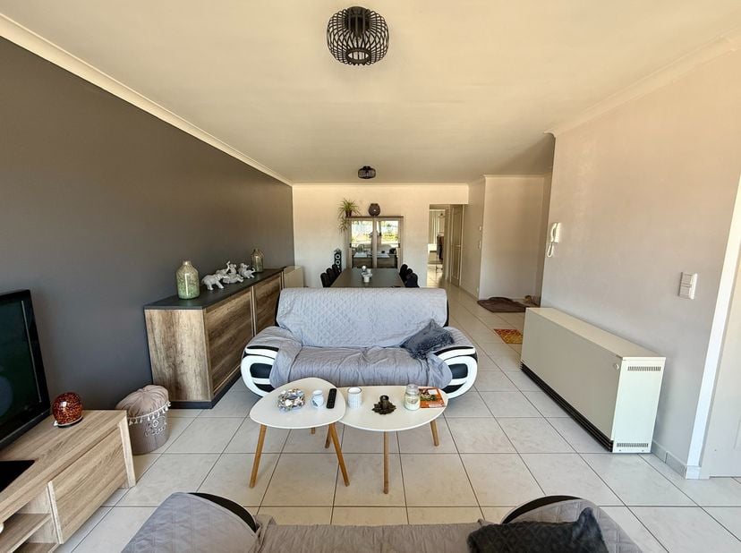 In de Torhoutstraat, op wandelafstand van het centrum van Kortemark, vinden we dit 2 slaapkamer appartement met 2 terrassen.&amp;nbsp;<br />
Het apparteme