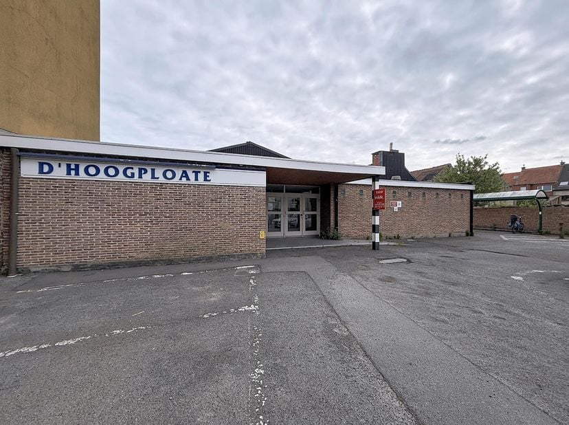 PROJECTGROND (SPORTGEBOUW) - <br />
<br />
Grond bestemd voor woonproject (bestaande uit een sportgebouw en garagestelplaats), gelegen Kerkstraat 225+