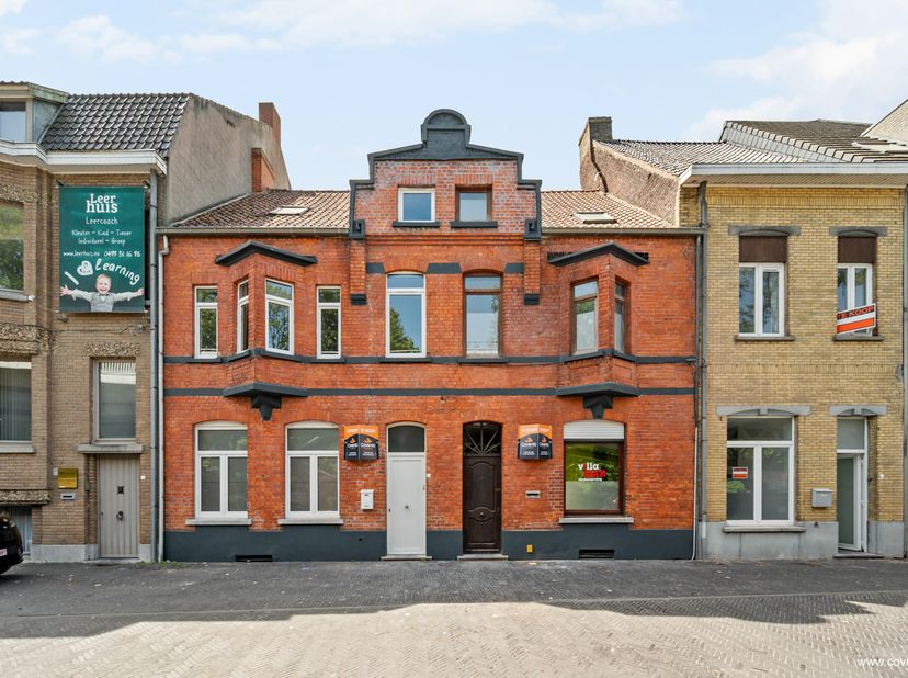 Bent u op zoek naar een betaalbare woning in Ingelmunster met veel potentieel en een gunstige ligging? Dan is deze rijwoning gelegen in de Stationsstr