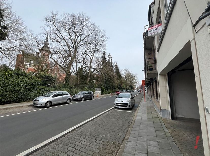 Garage box situé au rez-de-chaussée. Le garage dispose d'un<br />
La propriété est idéalement située à proximité de la gare, des magasins et du centre