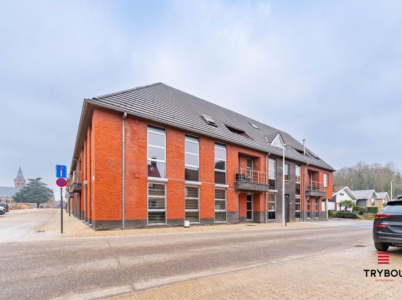 Uitstekend gelegen, zongericht appartement op de 1ste verdieping<br />
<br />
Het appartement bestaat uit:<br />
Inkomhal met gastentoilet - ruime, li