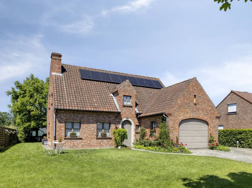 Kom en ontdek deze woning tijdens de Pre-sale op donderdag 11/06 van 17u30 tot 19u, maak nu je afspraak! <br />
<br />
Alleenstaand huis met 5 kamers