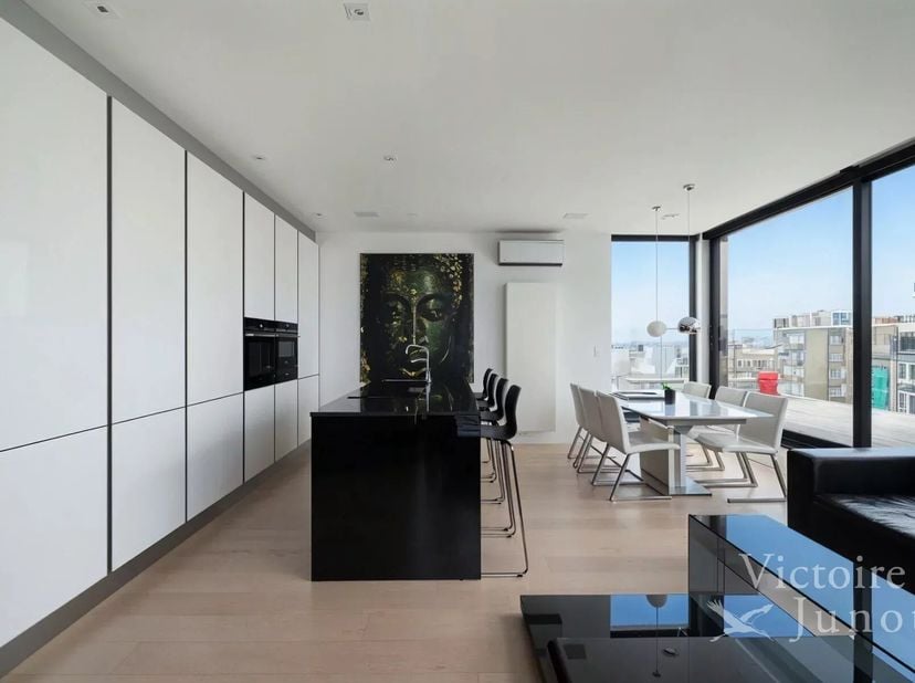 Gelegen in het hart van de meest trendy wijk van de hoofdstad bevindt dit uitzonderlijke penthouse van 150 m² (EPC/PEB) zich op de 5de en hoogste verd