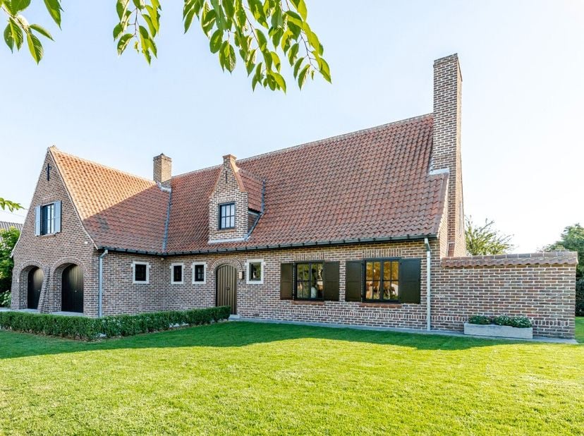 Verzorgde woning met 4 slaapkamers en dubbele garage op +/- 850m² in Oostrozebeke.Deze open bebouwing gelegen aan de buitenrand van Oostrozebeke in ee