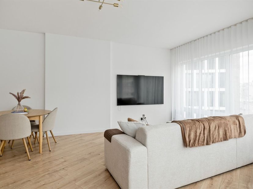 Ligging:<br />
Dit instapklare gerenoveerde appartement is gelegen in de Dascottelei te Deurne, op een uitstekende locatie nabij winkels, scholen, ope