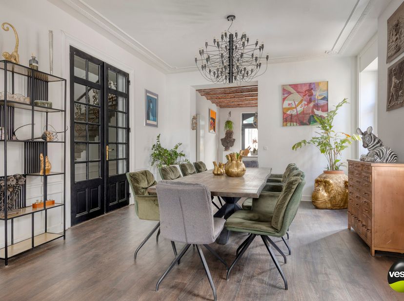 Authentiek en stijlvol gerenoveerde herenwoning in hartje Tongeren – Kruissteenweg 16.<br />
<br />
Deze prachtige herenwoning geniet van een uiterst