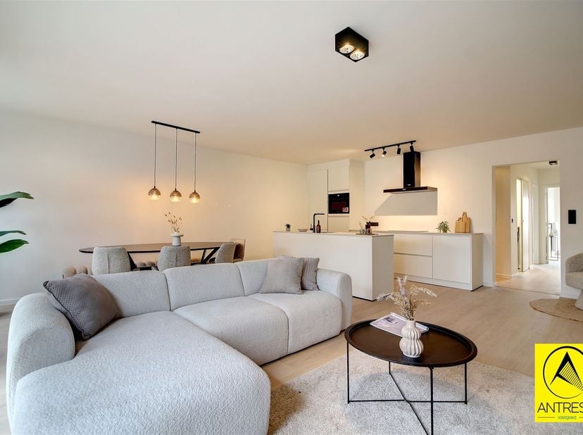 Volledig stijlvol gerenoveerd 2 slaapkamer appartement op de tweede verdieping van een kleinschalig gebouw in het centrum van Lint!<br />
Garagebox b