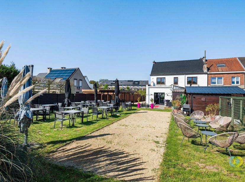 In een levendige buurt van Koningslo bevindt zich deze veelzijdige handelswoning met woonst boven de zaak. Op het gelijkvloers bevindt zich een gezell