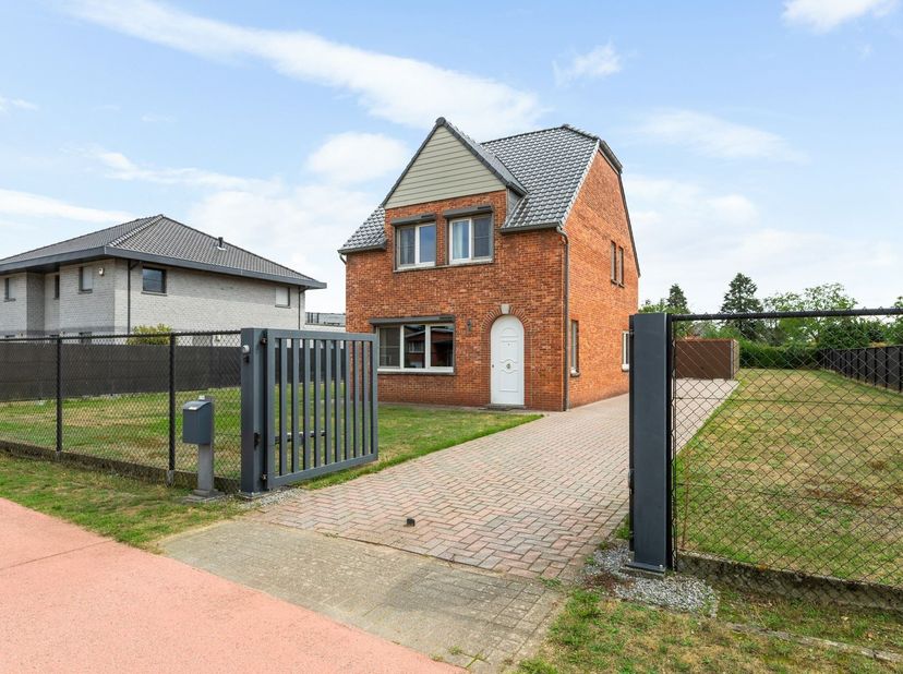 Deze instapklare woning is gelegen aan de Beverlosesteenweg 178 in Paal. Dankzij de ligging geniet u van een vlotte bereikbaarheid en een goede verbin