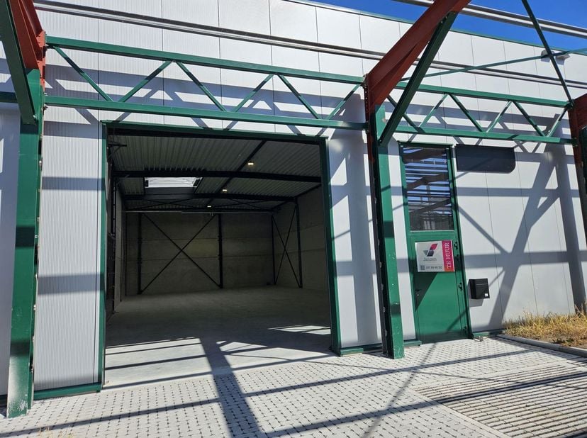 KMO-unit van 290m² te huur in Hasselt.<br />
Deze unit is gelegen op de RECOR site. De locatie spreekt voor zich. Onmiddelijk beschikbaar.<br />
Kenme