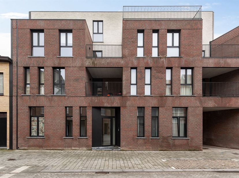 Nieuwbouwappartement met 2 slaapkamers en twee terrassen<br />
Omschrijving<br />
Tweede verdieping<br />
Via de inkomhal betreedt u het appartement.