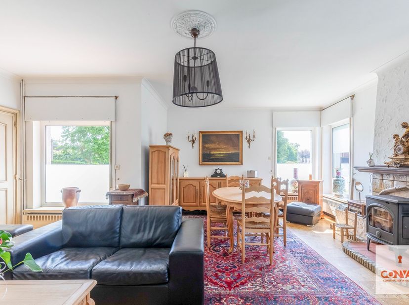 Deze te renoveren villa is uitstekend gelegen op wandelafstand van het centrum van Oostakker en heeft lokale handelaars, scholen en eetgelegenheden in