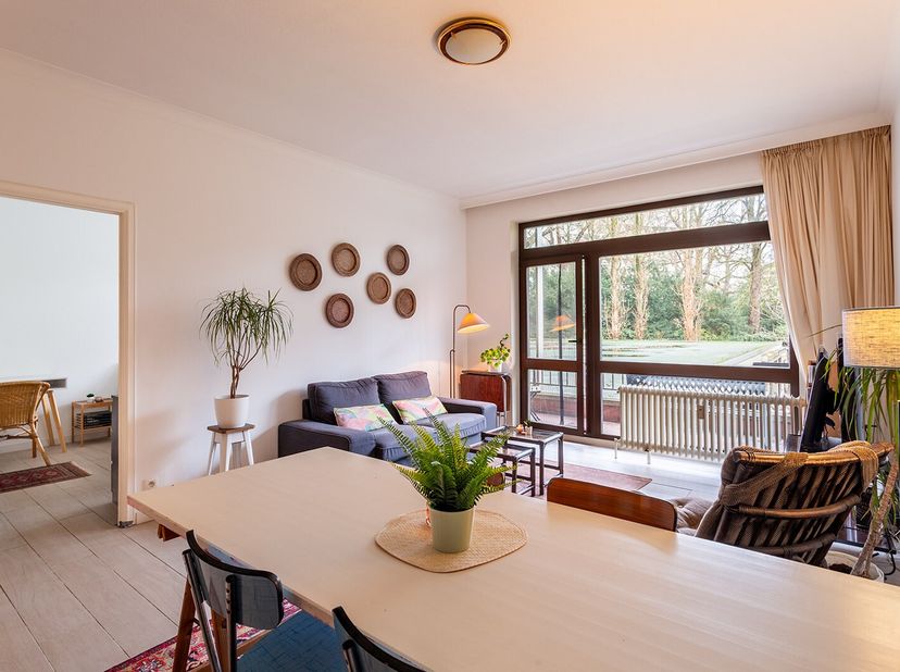 Dit charmante appartement, op de eerste verdieping, bevindt zich aan de rustige achterzijde van het gebouw en geniet van een aangenaam uitzicht op een