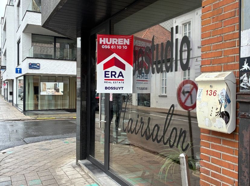 Waregem: handelsruimte te huur in het centrum. Handelsruimte gelegen in het centrum van Waregem met een totale oppervlakte van 75 m². Deze instapklare