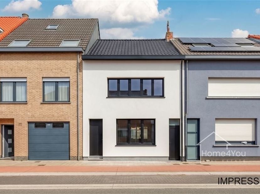 Bent u op zoek naar een woning die u volledig naar eigen smaak kan renoveren? Dan is deze woning in de Steenwinkelstraat 99 te Schelle zeker een bezoe