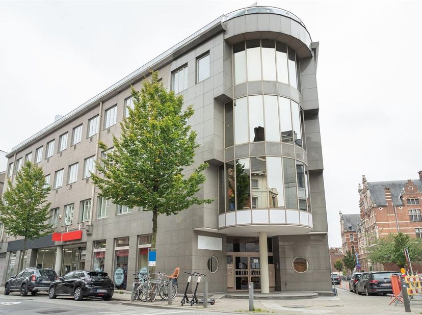 Productieve werkplek voor drie waarbij voor alles is gezorgd.Huis uw bedrijf op een indrukwekkende locatie in het zuiden van Antwerpen, met transportv