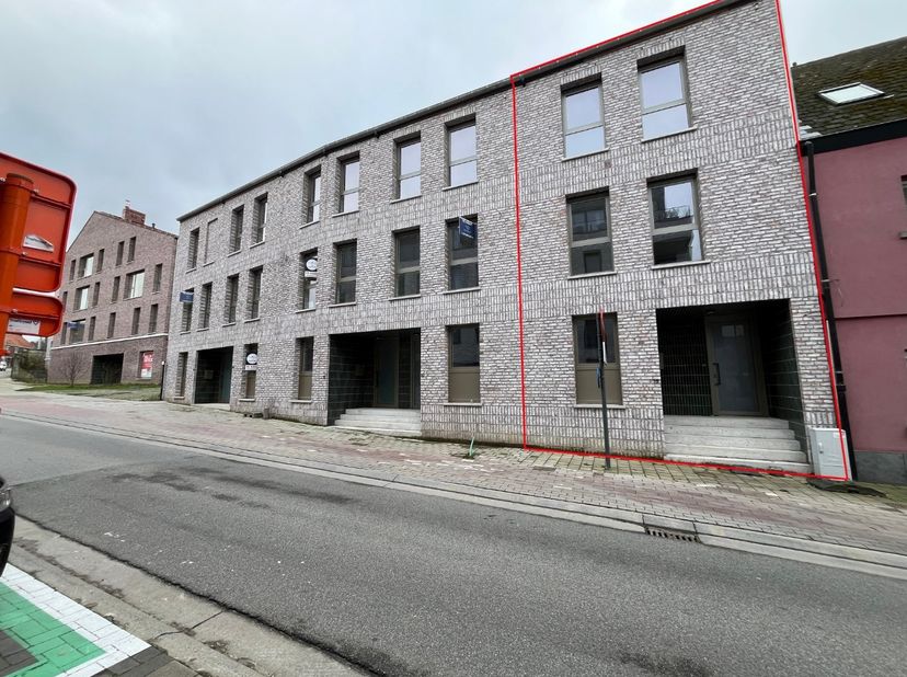 Deze moderne woning (A0.5), gelegen langs de Onderstraat in Gavere, biedt een ideale combinatie van comfort, praktische indeling en een uitstekende lo